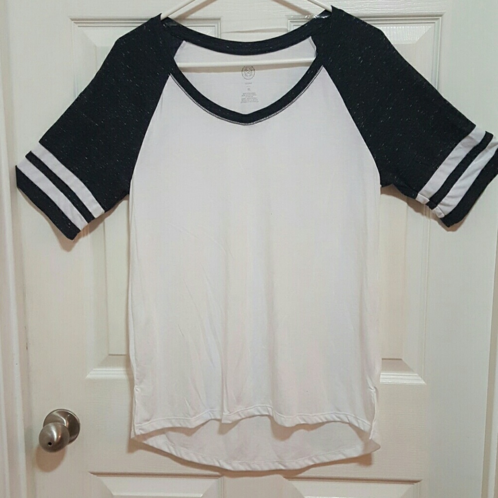 V-neck stripe sleeve hi lo tee